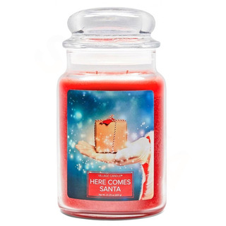 Village Candle Velká vonná svíčka ve skle Here Comes Santa 645g - Santova návštěva